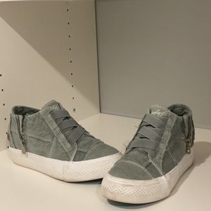 Zip side sneaker good condition